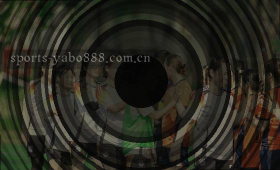 一张卡片并列展示柱状图、表格和计算公式，数据清晰。